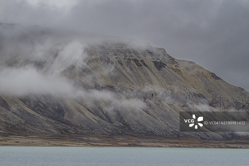 努纳武特省德文岛的沙丘港低洼雾气，加拿大北极，北美图片素材