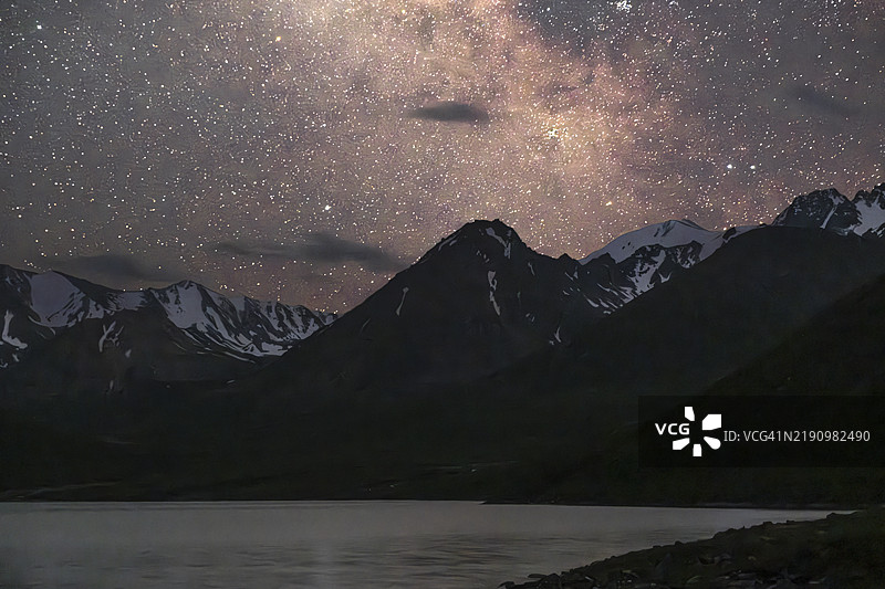 夜空和银河在科尔乌科克湖的风景上，展现星星和宁静，吉尔吉斯斯坦，中亚，亚洲图片素材