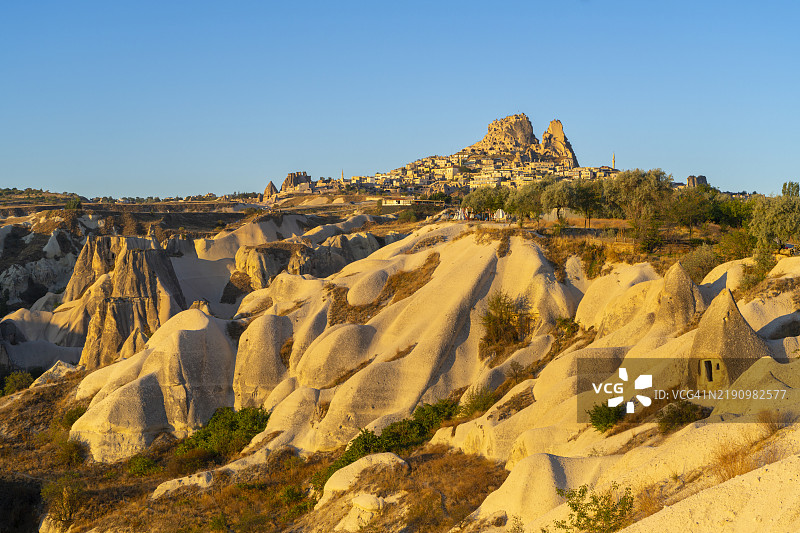 日出时分，远眺乌奇希萨尔城堡的岩石 formations，格雷梅，卡帕多奇亚，安纳托利亚，土耳其，小亚细亚，亚洲图片素材