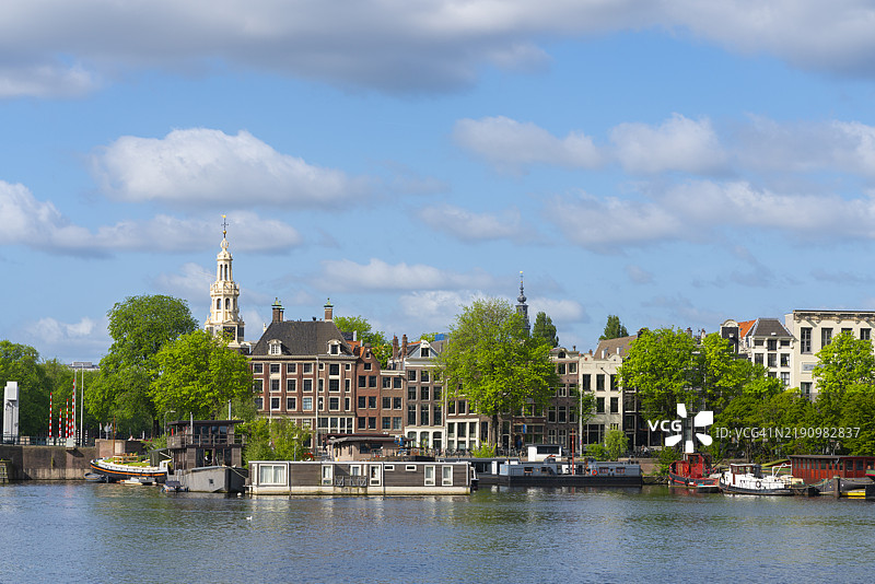 阿姆斯特丹，荷兰，欧洲，背景是Oosterdok和Montelbaanstoren塔的房屋图片素材
