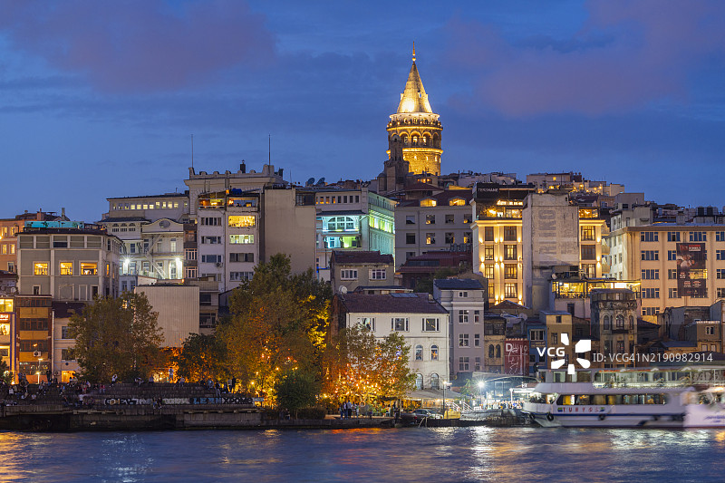 黄昏时分的加拉塔塔，位于土耳其伊斯坦布尔省贝尤鲁区，欧洲图片素材