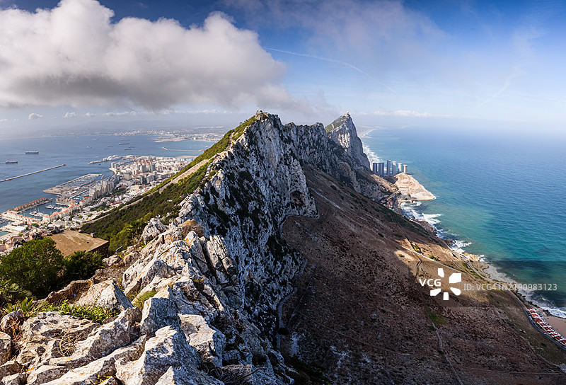 壮观的全景视角，俯瞰直布罗陀岩和半岛，远眺白色悬崖、地中海和西班牙本土，直布罗陀，欧洲图片素材