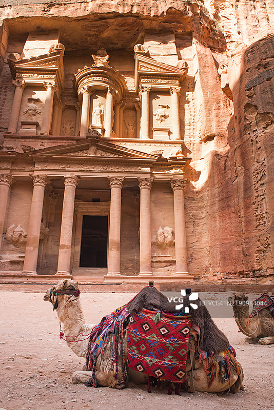 从西克峡谷看到的阿尔哈斯奈（宝库），约旦佩特拉历史和考古的纳巴泰城，联合国教科文组织世界遗产地，中东图片素材