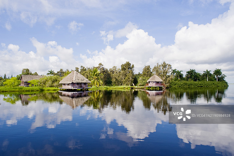 古巴马坦萨斯省扎帕塔沼泽地的宝藏泻湖中的原住民村落复制品，西印度群岛，加勒比，中美洲图片素材