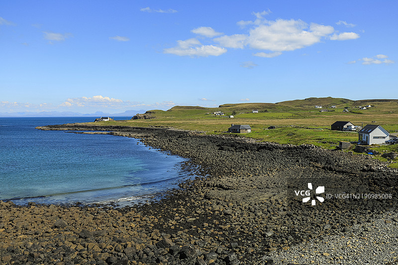分散在苏格兰内赫布里底群岛斯凯岛特罗特尼斯半岛基尔马卢阿湾的偏远东北部的房屋图片素材