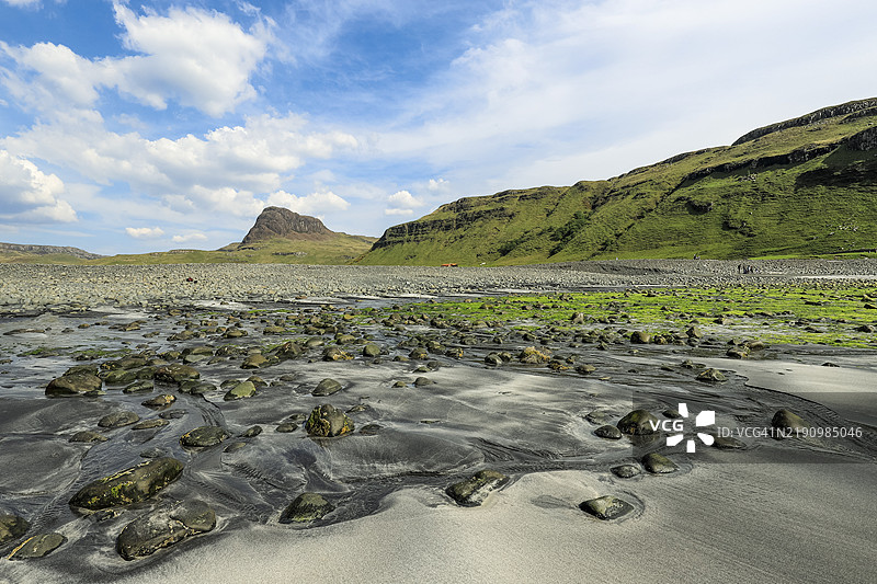 塔利斯克的白色和黑色沙滩及河口，远处是普雷沙尔莫尔，都是第三纪玄武岩熔岩地质和生物栖息地的特别科学兴趣地点，位于苏格兰的斯凯岛卡博斯特的塔利斯克湾，内赫布里底群岛，欧洲。图片素材