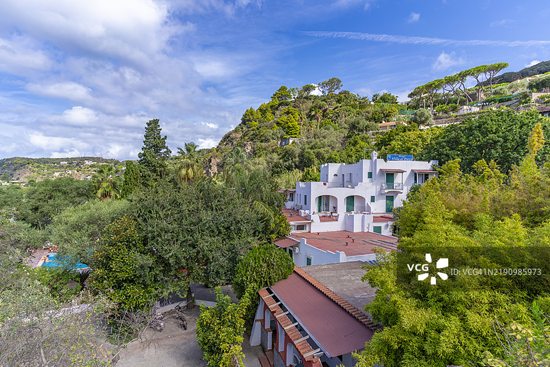 意大利坎帕尼亚州伊斯基亚岛福里奥的吉阿尔迪尼·拉·莫特拉附近的岛屿内部风景图片素材