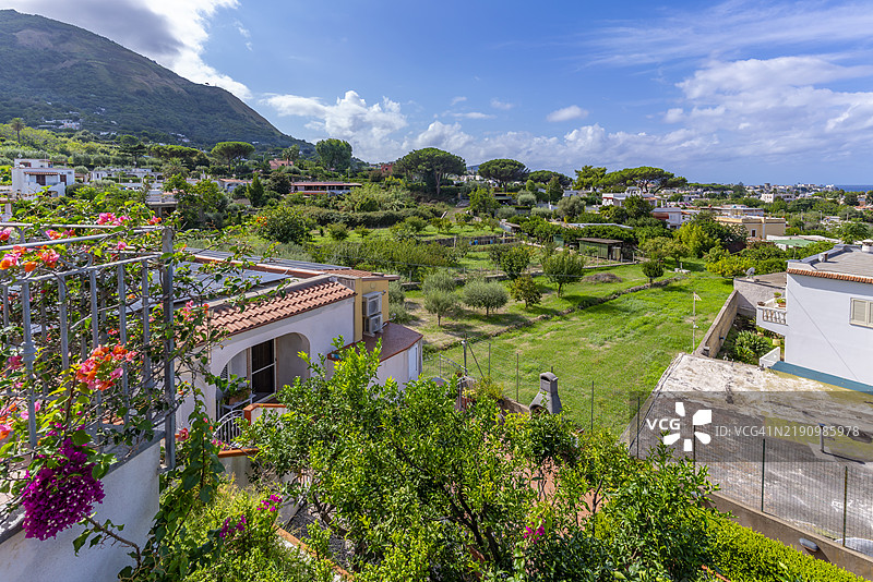 意大利坎帕尼亚州伊斯基亚岛福里奥的吉阿尔迪尼·拉·莫特拉附近的岛屿内部风景图片素材