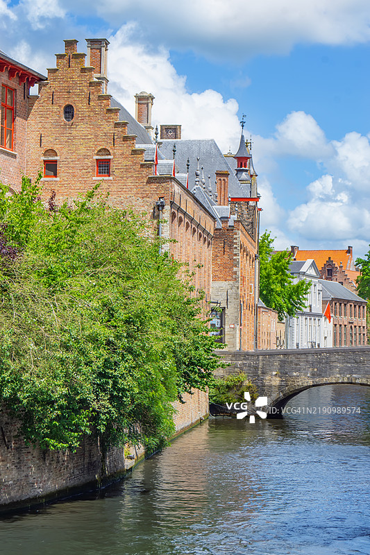 历史悠久的布鲁日运河旁的建筑图片素材