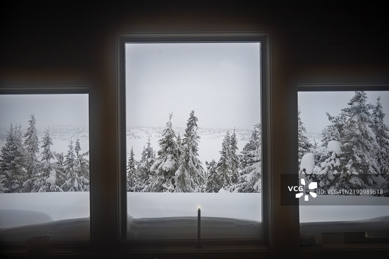 窗外积雪很多，雪正慢慢堆积在窗边。图片素材