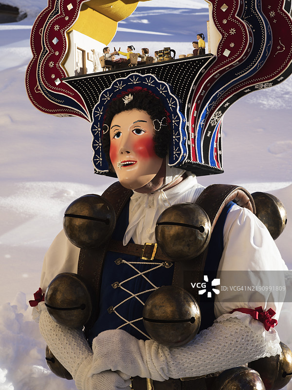 阿彭策尔的圣西尔维斯特节，身穿传统服装和面具的人们图片素材