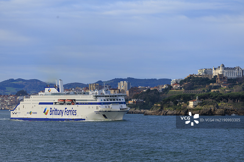 客轮经过马格达莱纳半岛图片素材