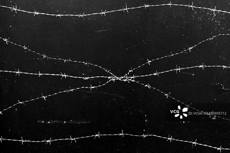 带刺铁丝的粗糙背景图片素材
