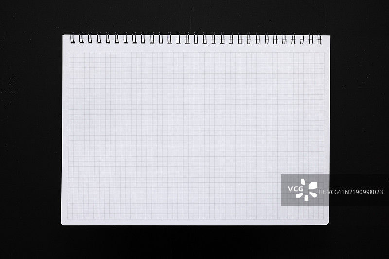 黑色背景上的网格图案笔记本图片素材