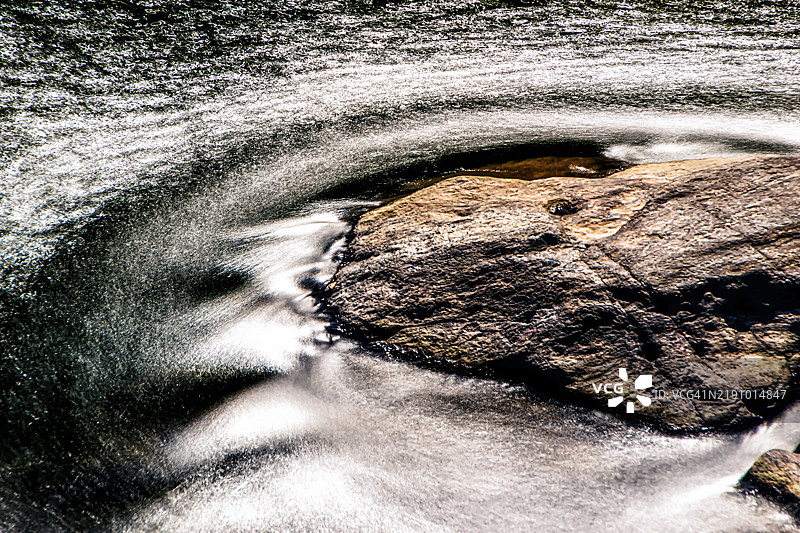 岩石周围的漩涡图片素材
