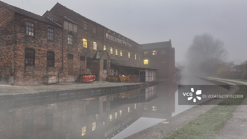 雾蒙蒙的运河图片素材