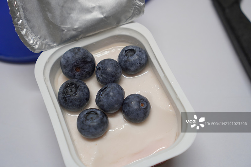蓝莓水果放在酸奶上图片素材