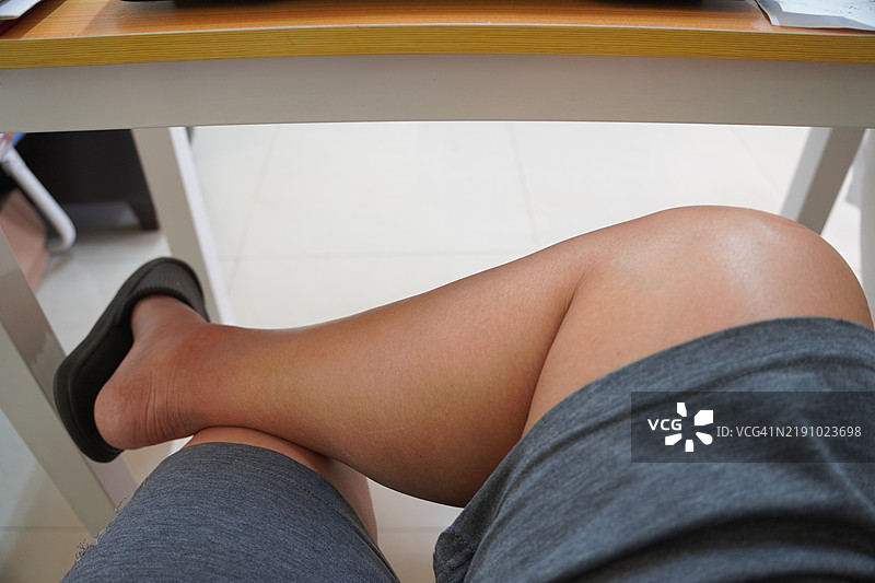 坐着，双腿交叉图片素材