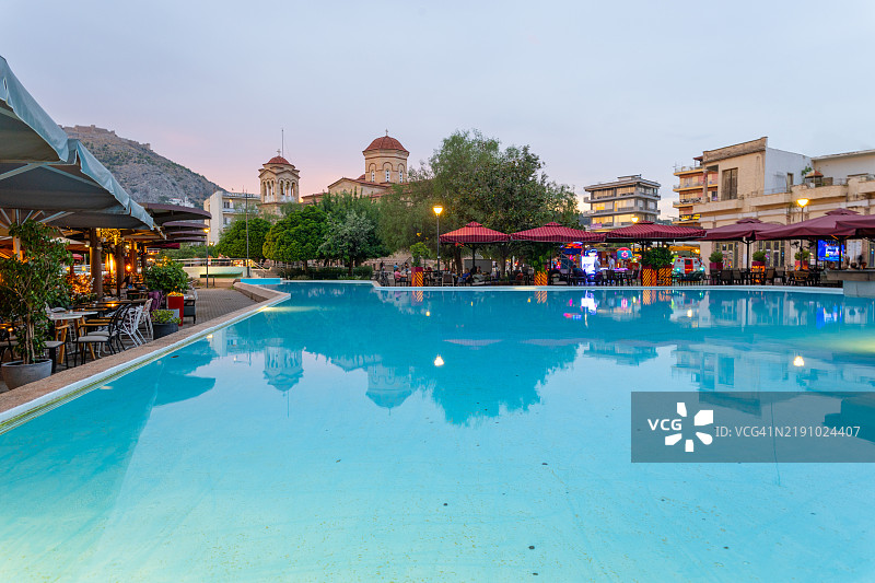 希腊阿尔戈斯的咖啡馆和倒影池图片素材