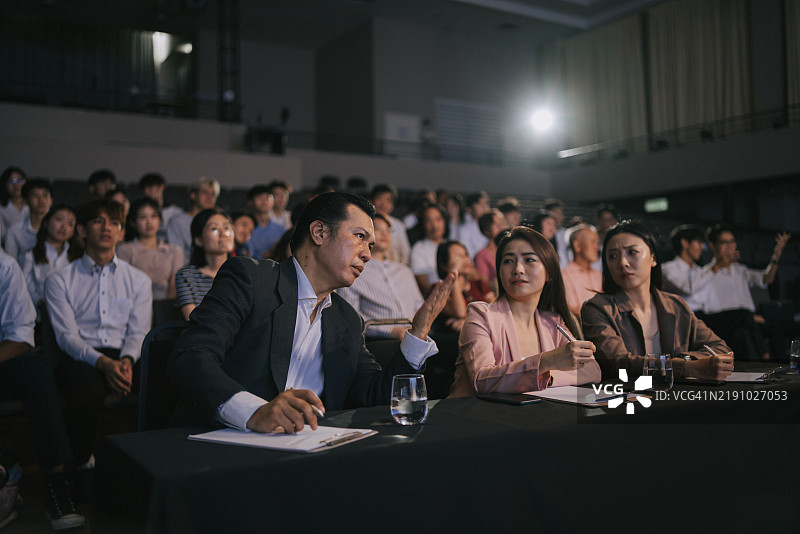 亚洲评委对参赛者在舞台比赛中的表现感到失望图片素材