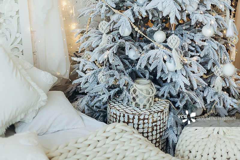 装饰一新的卧室，迎接新年和圣诞节假期。图片素材