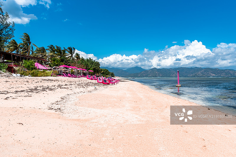 吉利艾尔海滩上的粉色躺椅和伞图片素材