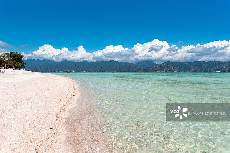 俯瞰碧蓝海洋的景色。吉利艾尔海滩的白沙和山脉。图片素材