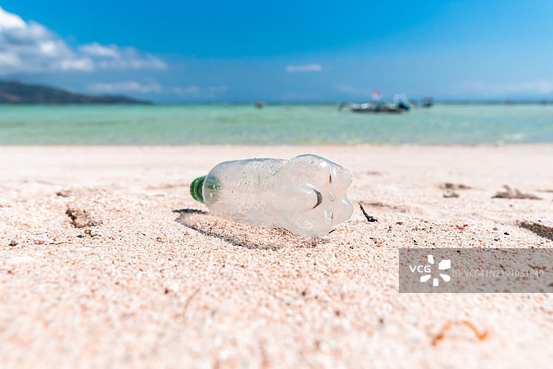 印度尼西亚天堂般的海滩上的塑料瓶图片素材