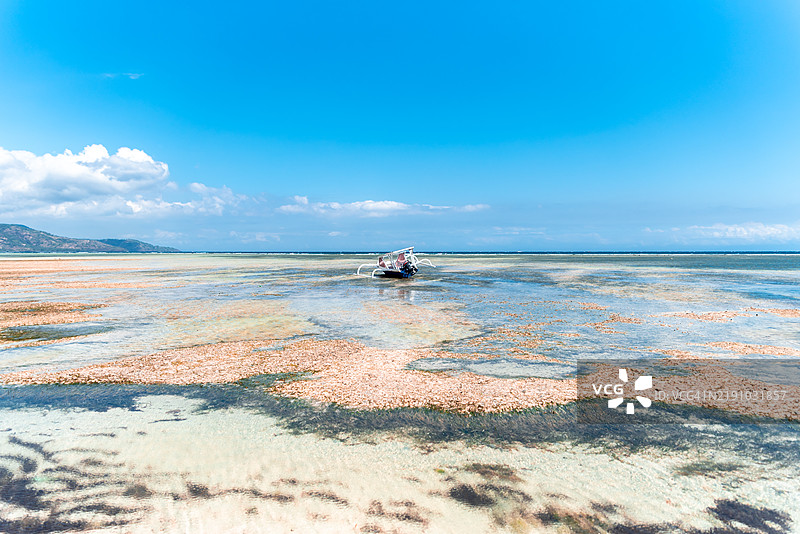 巴厘岛渔船在吉利艾尔的低潮时被困在沙滩上图片素材