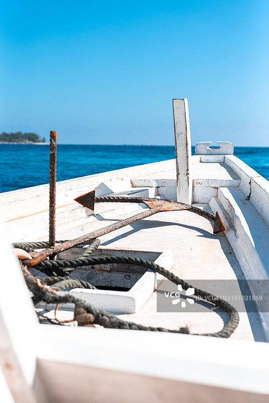 印度洋上的一艘船锚泊在印度尼西亚图片素材