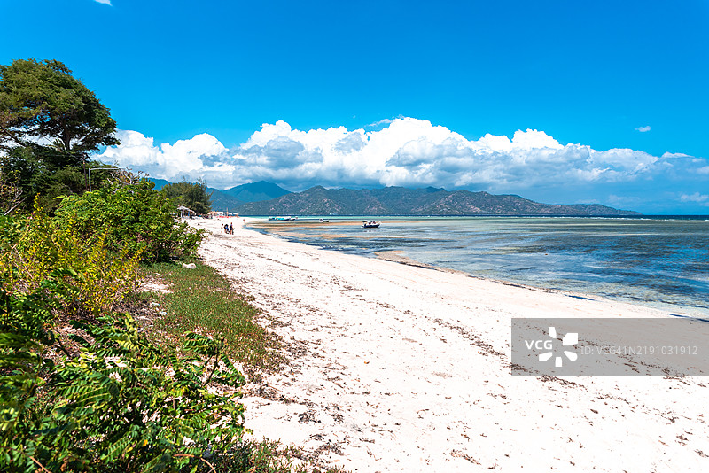 吉利艾尔海滩上碧蓝海水与白色沙滩的美景。图片素材