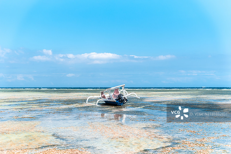巴厘岛渔船在吉利艾尔的低潮时被困在沙滩上图片素材