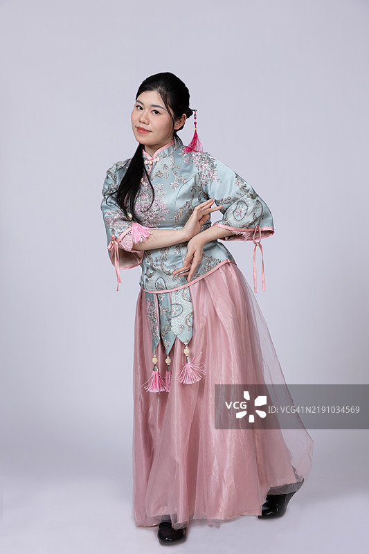 一位穿着传统中国服饰的年轻女性，来自中国。图片素材