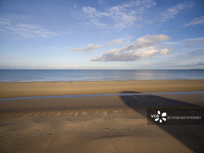 法国犹他海滩傍晚时分，映衬着登陆博物馆的影子图片素材