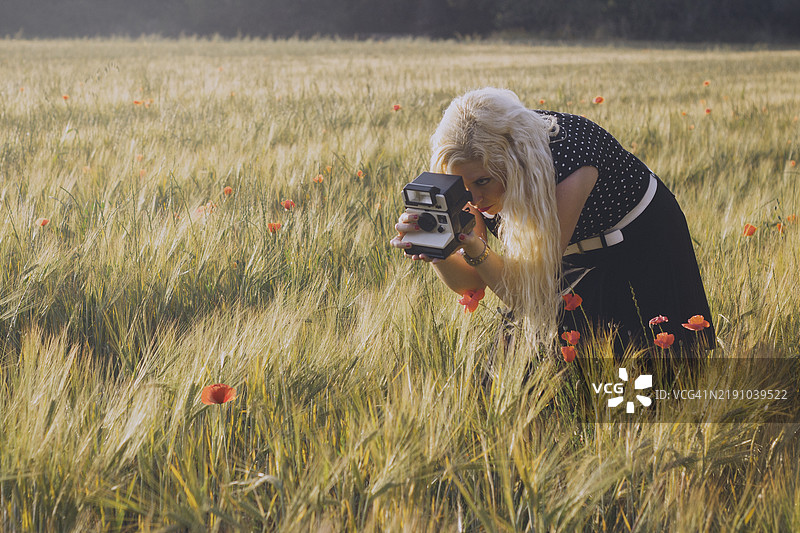 女性用胶卷相机拍照图片素材
