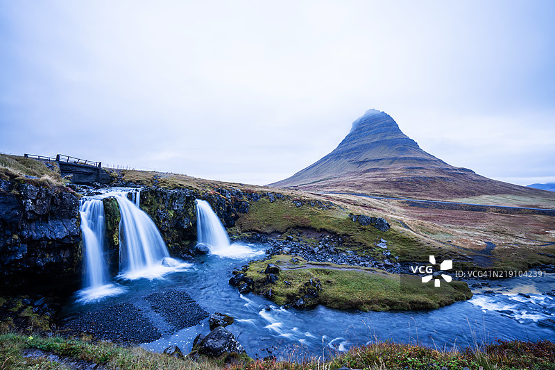 冰岛日出时的基尔基尤费尔山和瀑布。美丽的风景图片素材