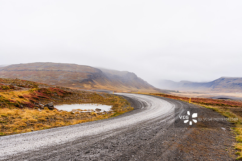一条S形的崎岖道路图片素材