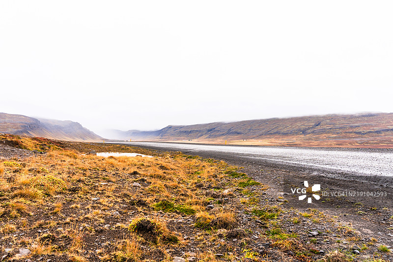 泥泞的空旷道路图片素材