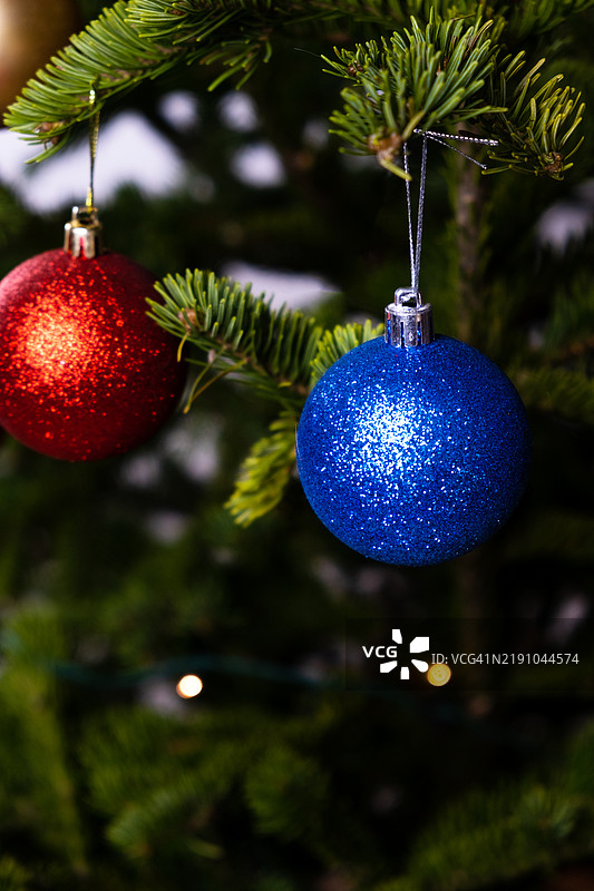 圣诞球特写挂在树上图片素材