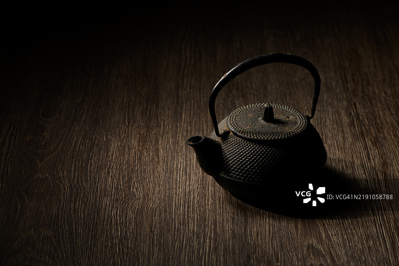 传统东方式茶壶置于乡村背景上图片素材
