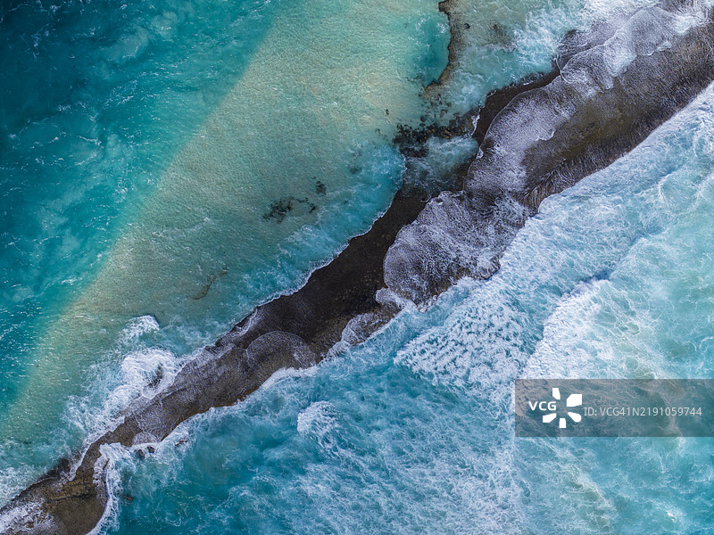 澳大利亚埃斯佩兰斯海滩的海浪拍打着沙滩图片素材