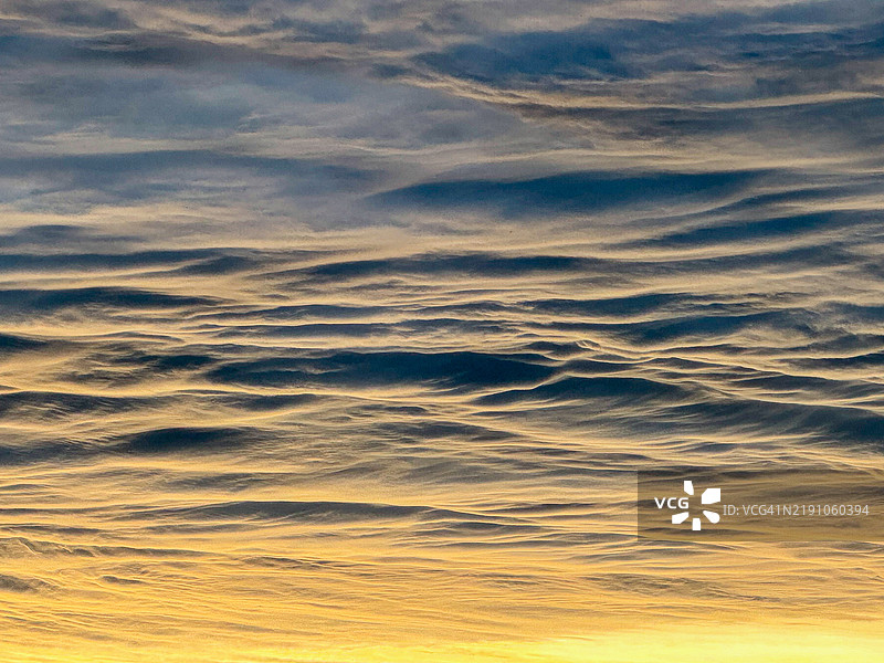 天鹅绒状波状云覆盖在玛莎葡萄园的金色日出上图片素材