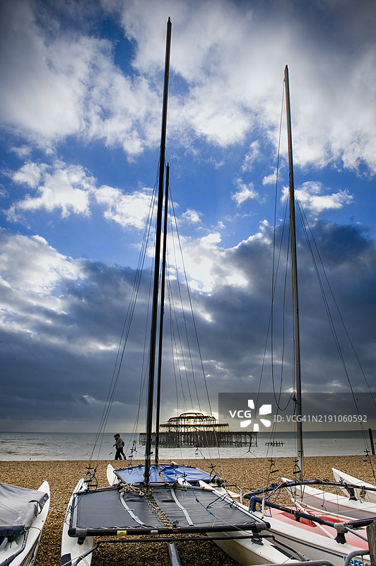 游艇停靠在海岸线上，面朝布莱顿和霍夫的西码头。图片素材
