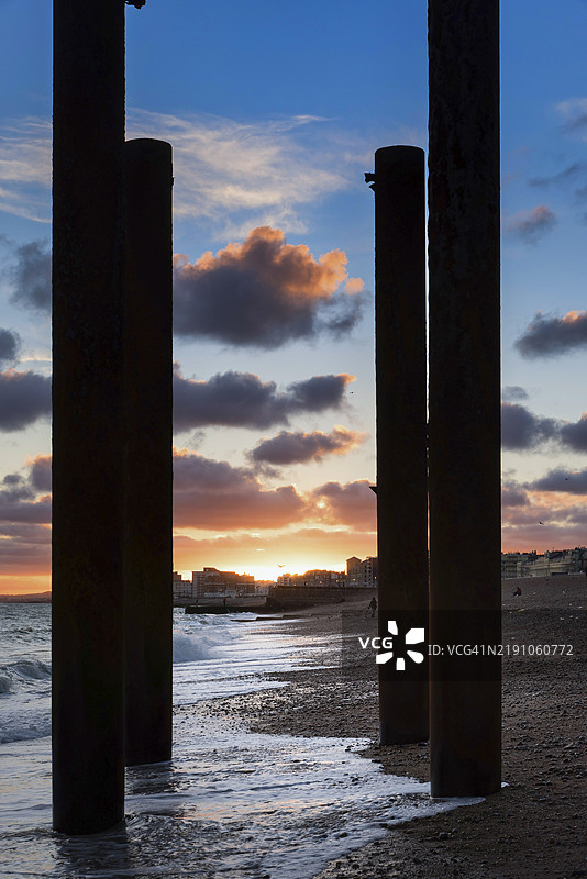 英格兰东萨塞克斯布莱顿和霍夫的西码头日落图片素材