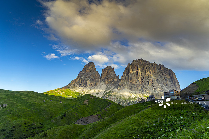 意大利，特伦蒂诺-阿尔托阿迪杰，卡蒂南乔多洛米蒂山的景观图片素材