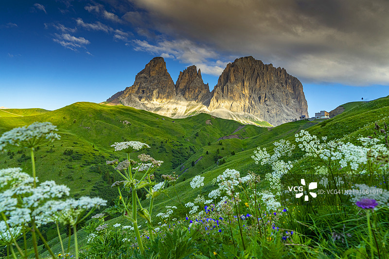 意大利，特伦蒂诺-阿尔托阿迪杰，卡蒂南乔多洛米蒂山的景色图片素材