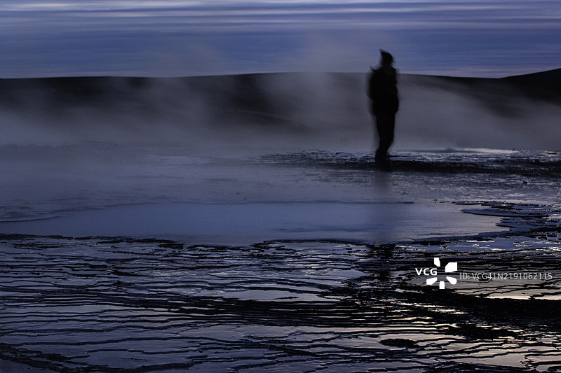 在冰岛满月下，神秘地漫步于地热池周围图片素材