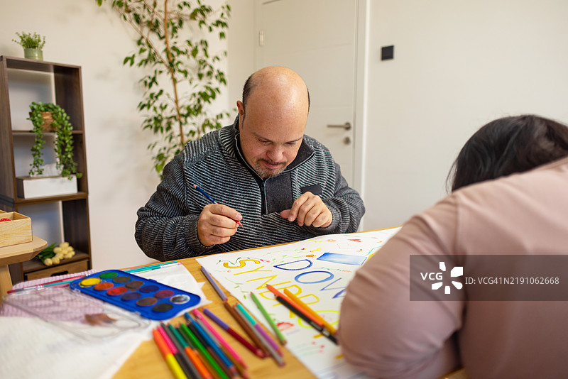 在包容性课堂中，唐氏综合症学生的艺术之旅图片素材