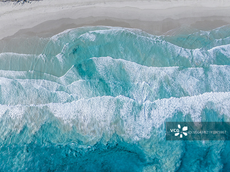 西澳大利亚的海浪拍打海滩和岩石图片素材