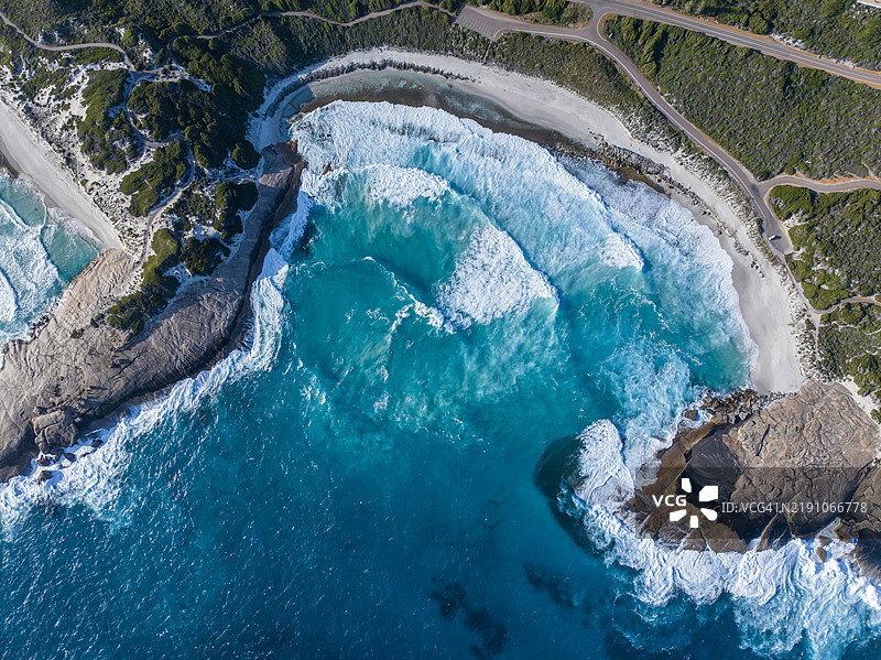 西澳大利亚的海浪拍打海滩和岩石图片素材